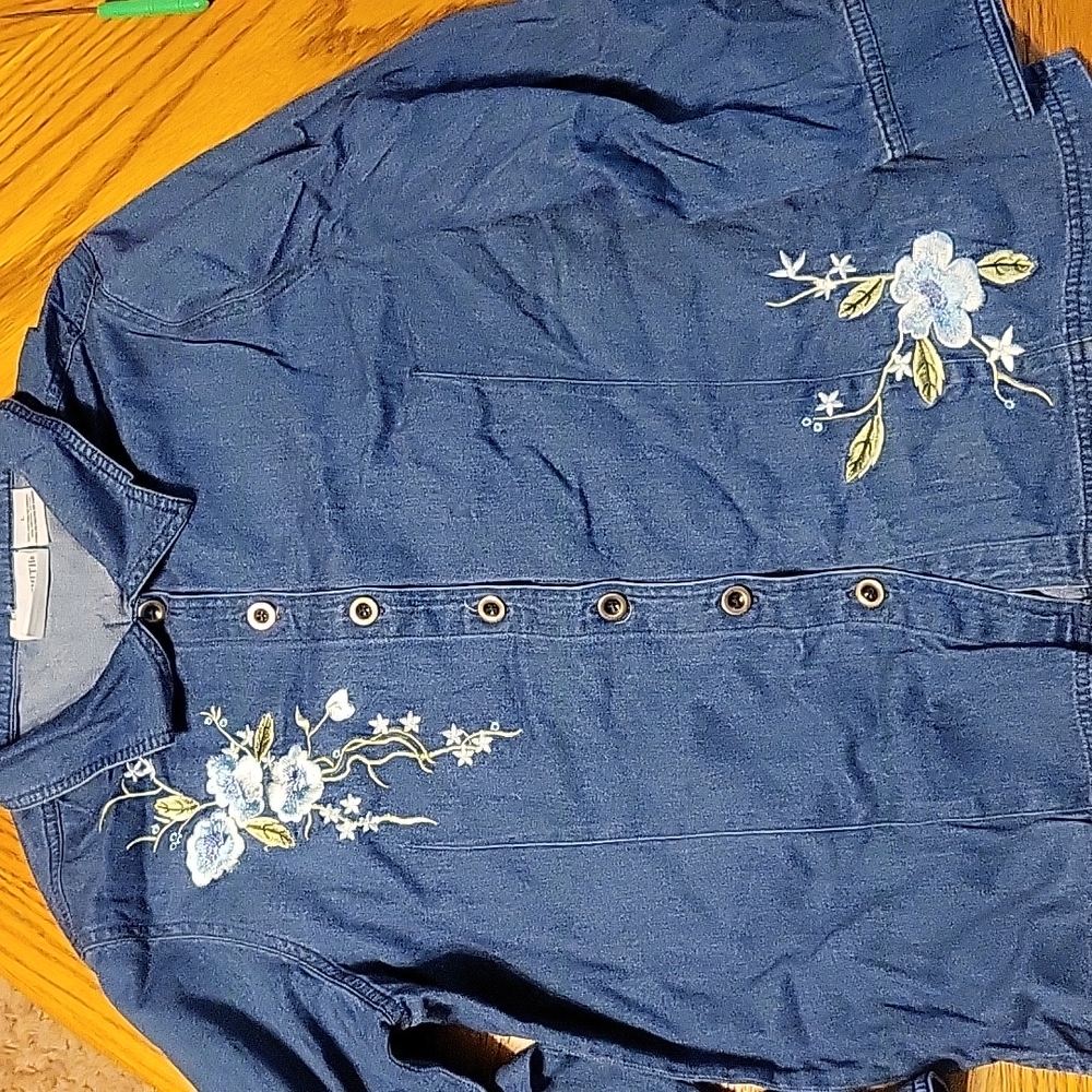 Vintage embroidered flowerbdenim button down shirt